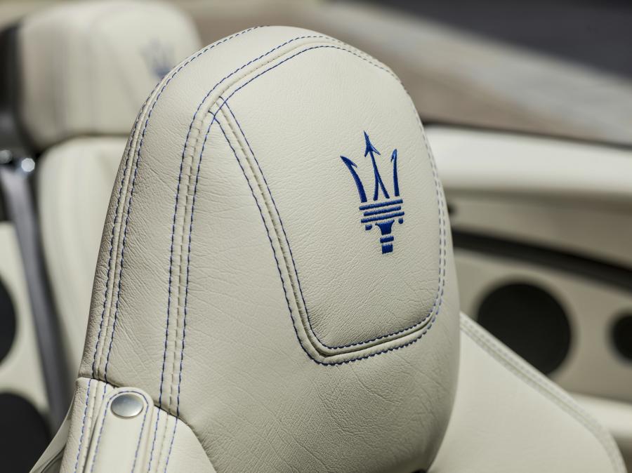 Детали интерьера Maserati GranCabrio Sport 2017 года  (фото 15 из 45)